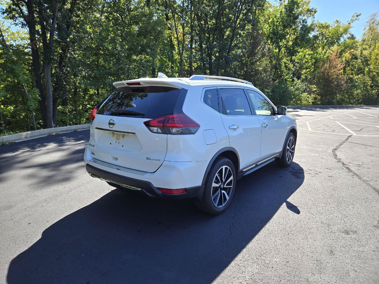 Used 2018 Nissan Rogue SL w/ Premium Package AWD/4WD image 3