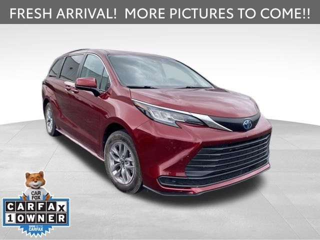 Used 2022 Toyota Sienna LE w/ LE Plus Package FWD image 3
