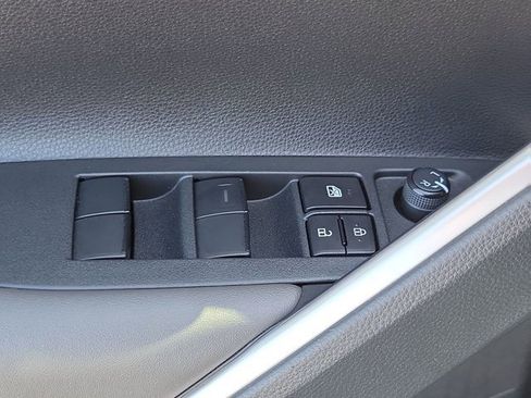 Used 2022 Toyota Corolla Cross XLE image 30