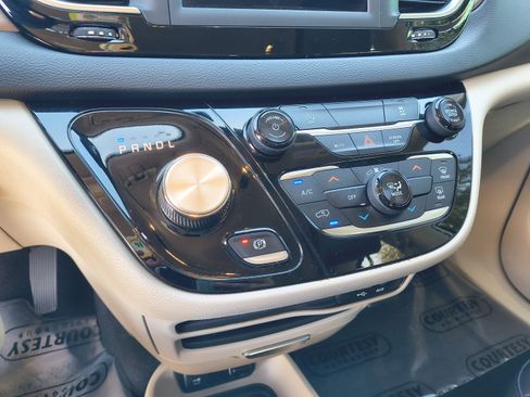 Used 2020 Chrysler Voyager Lxi FWD image 25