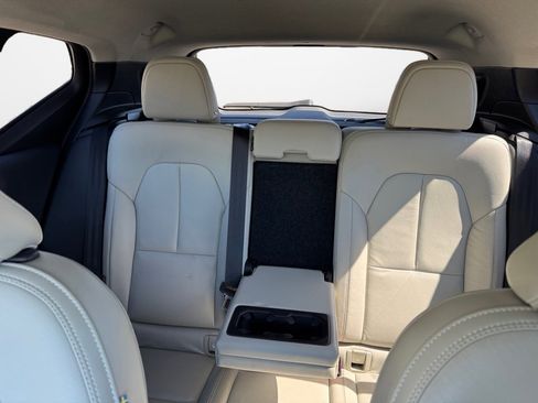 Used 2019 Volvo XC40 T4 Momentum image 12