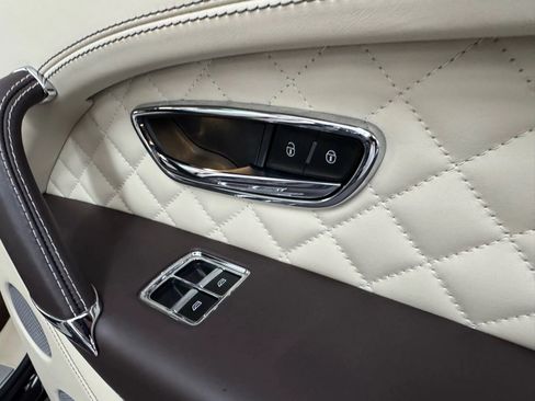 Used 2017 Bentley Bentayga image 30