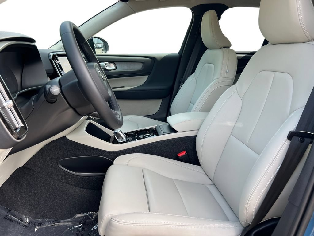 Used 2025 Volvo XC40 B5 Ultra AWD/4WD image 6