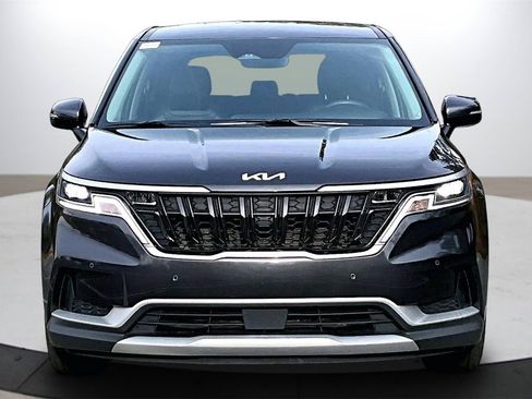 Used 2024 Kia Carnival EX image 3