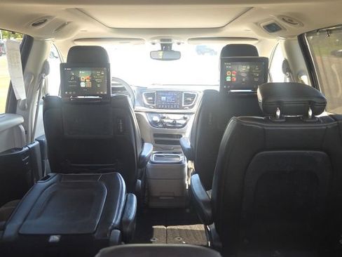 Used 2017 Chrysler Pacifica Limited w/ UConnect Theater Package FWD image 12