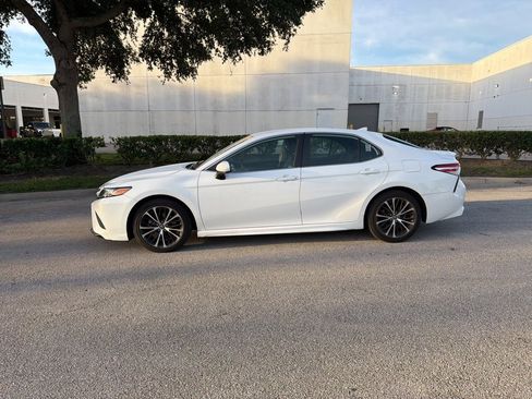 Used 2020 Toyota Camry SE FWD image 2