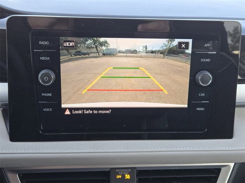 Used 2025 Volkswagen Taos SE image 19