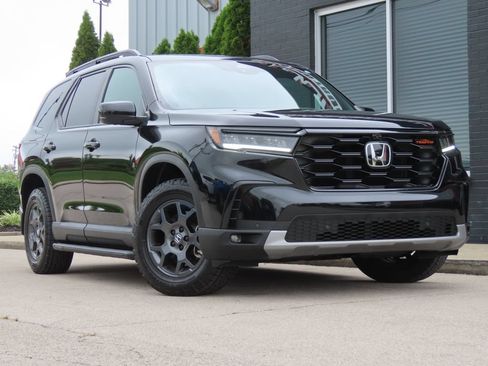 Used 2024 Honda Pilot TrailSport image 2
