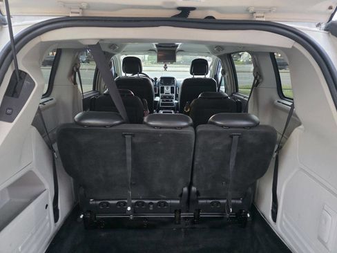 Used 2010 Chrysler Town & Country Touring Plus image 22