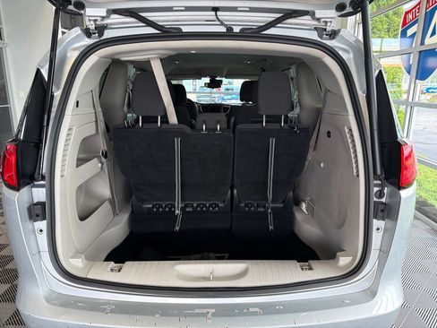 Used 2023 Chrysler Voyager LX FWD image 11