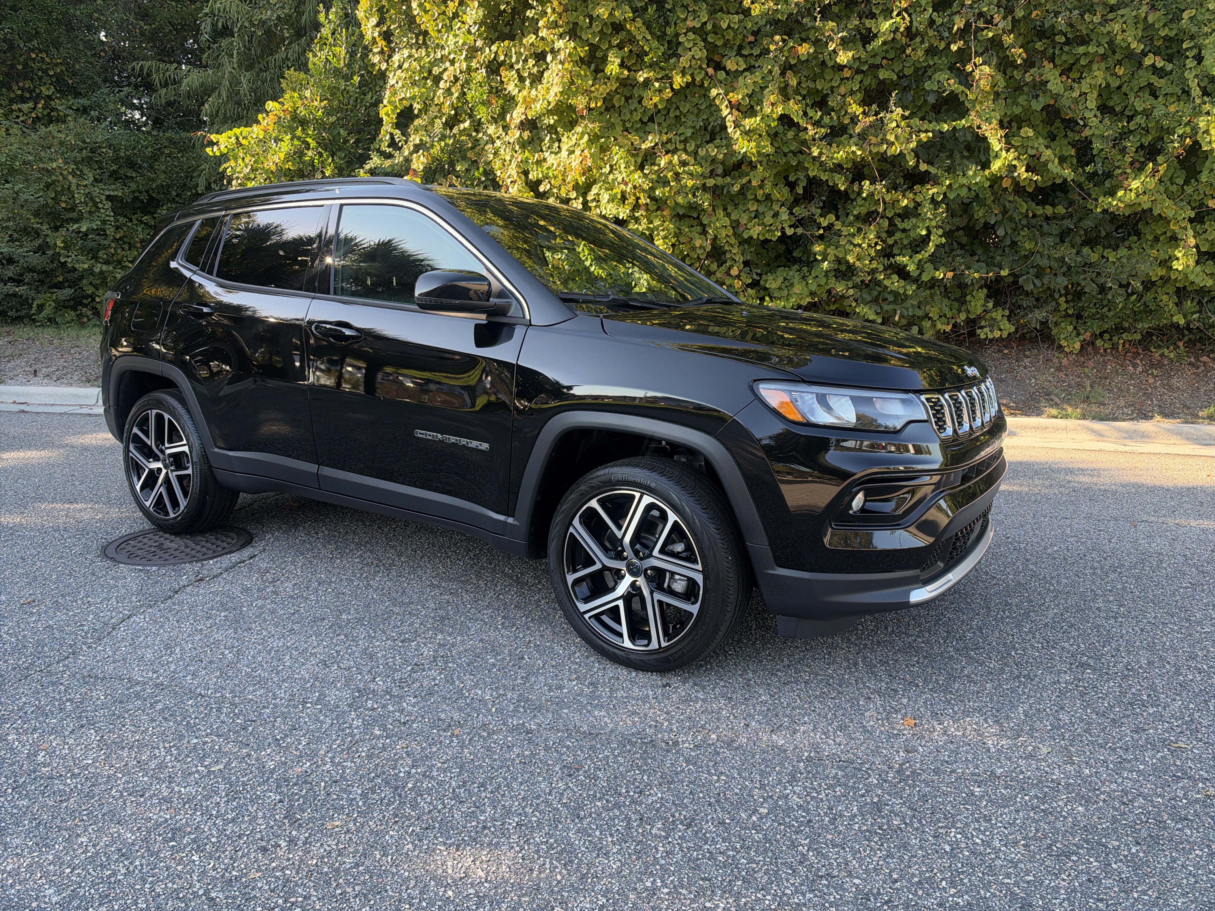 Used 2025 Jeep Compass Limited AWD/4WD image 2