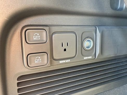 Used 2025 Rivian R1S Adventure image 17