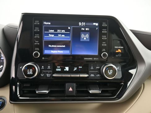 Used 2022 Toyota Highlander XLE AWD/4WD image 16