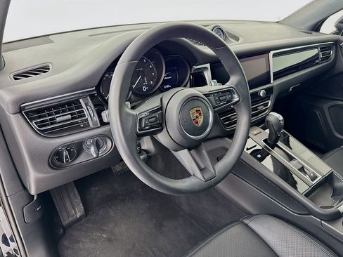 Certified 2025 Porsche Macan AWD/4WD image 4