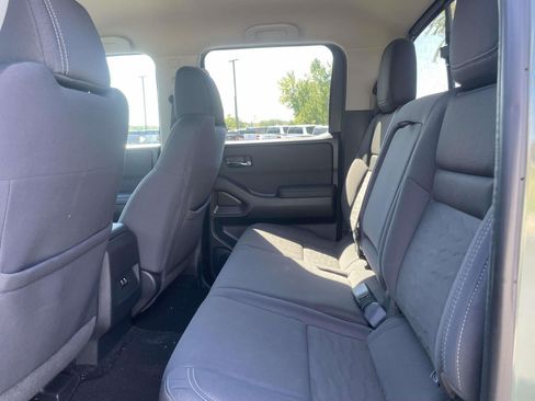Used 2022 Nissan Frontier SV AWD/4WD image 9