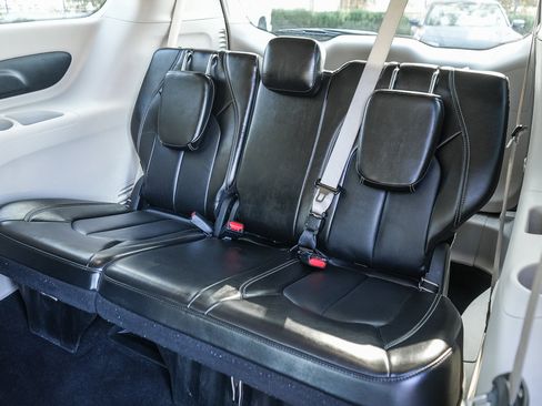 Used 2024 Chrysler Pacifica Touring-L image 19