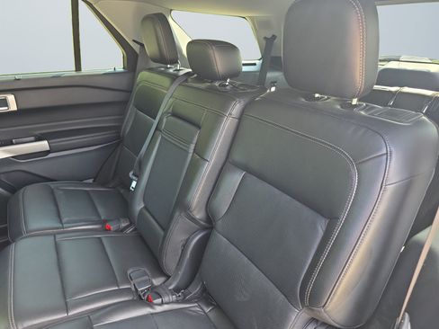 Used 2022 Ford Explorer Limited w/ Equipment Group 301A AWD/4WD image 15