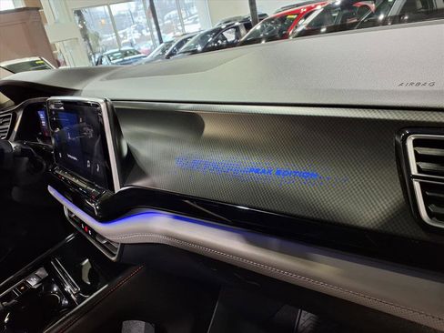 Used 2024 Volkswagen Atlas Peak Edition SE image 24