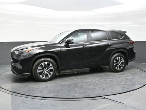 Used 2025 Toyota Highlander XLE AWD/4WD image 3