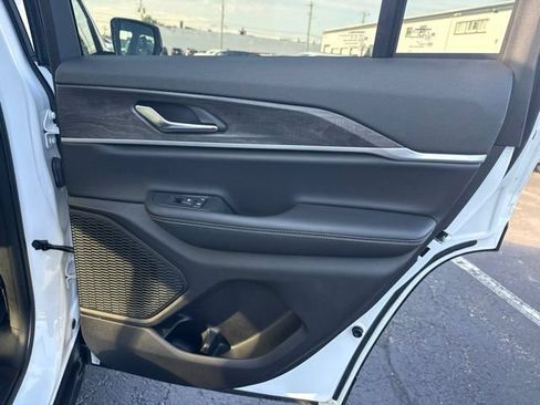 Used 2025 Jeep Grand Cherokee Limited AWD/4WD image 25