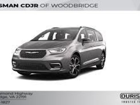 Used 2024 Chrysler Pacifica Touring-L image 1