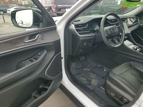 Used 2023 Jeep Grand Cherokee 4WD 4xe image 13