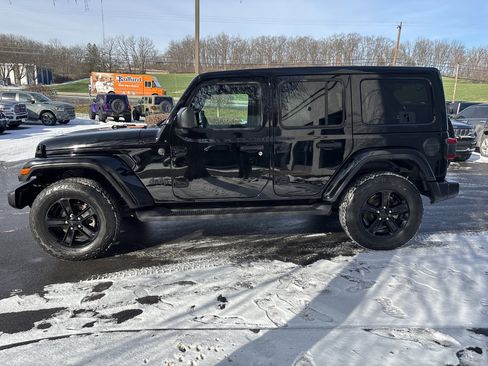Used 2023 Jeep Wrangler Unlimited Sahara image 7