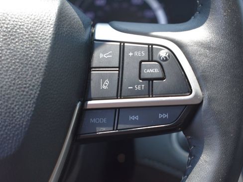 Used 2025 Toyota Highlander LE FWD image 15