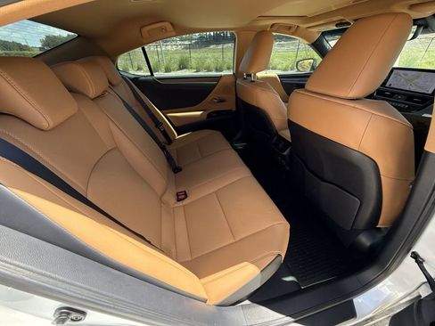 Used 2024 Lexus ES 300h w/ Premium Package image 17