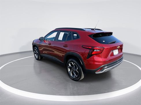 Used 2025 Chevrolet Trax LT w/ LT Convenience Package image 6