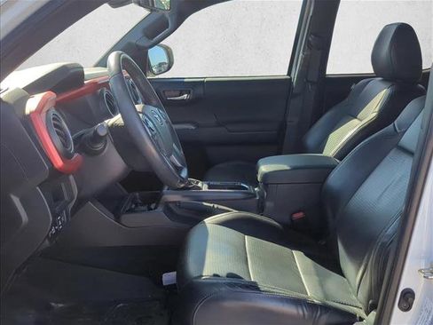 Used 2018 Toyota Tacoma TRD Sport image 9
