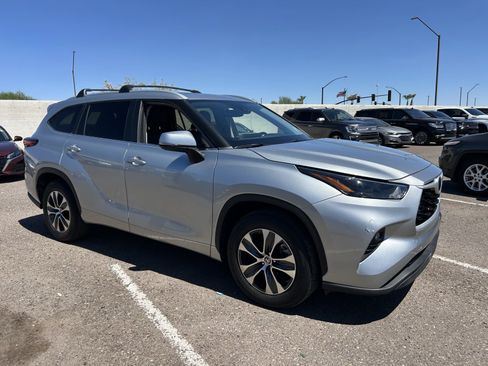 Used 2023 Toyota Highlander XLE FWD image 6