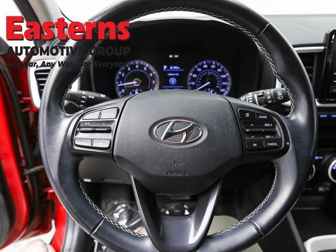 Used 2022 Hyundai Venue Limited image 10