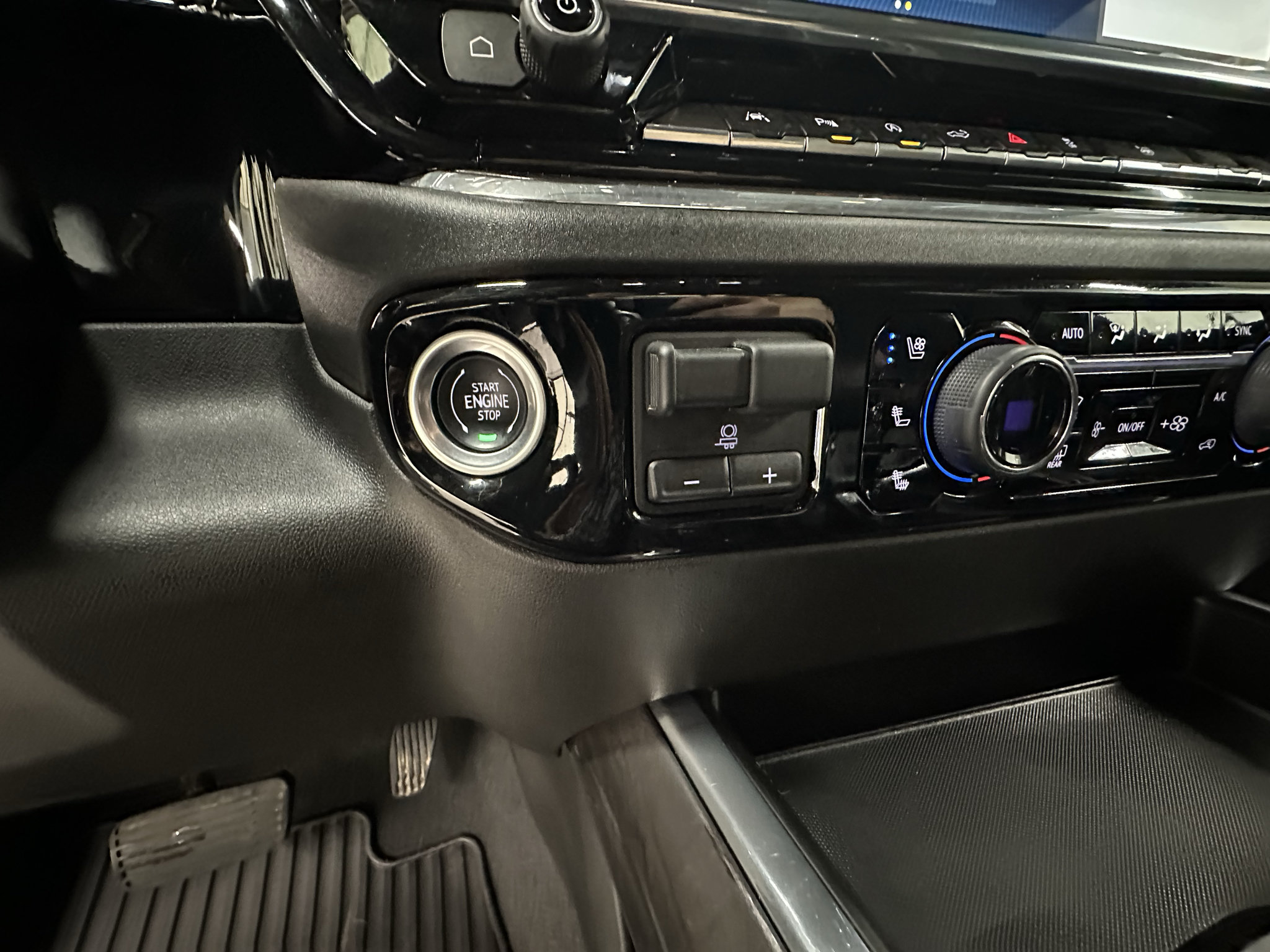 Used 2024 Chevrolet Silverado 1500 LTZ AWD/4WD image 31