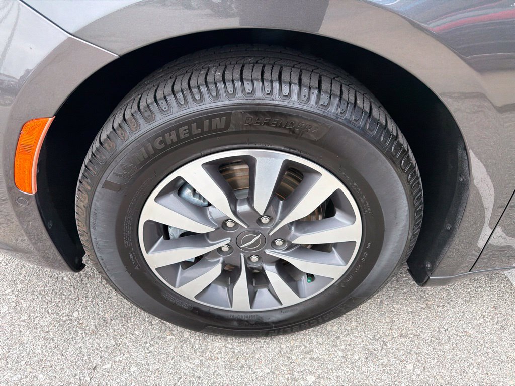 Used 2021 Chrysler Pacifica Touring-L FWD image 9