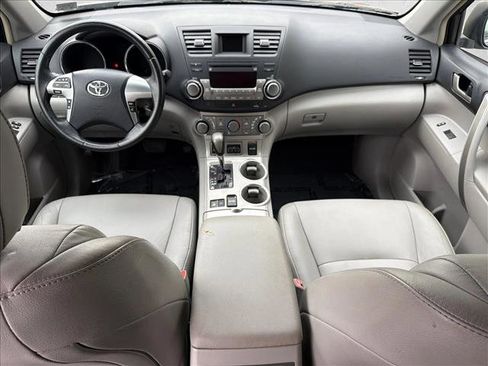 Used 2011 Toyota Highlander SE image 25
