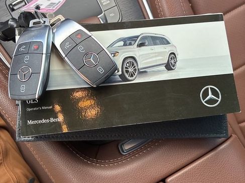 Used 2025 Mercedes-Benz GLS 450 4MATIC image 31