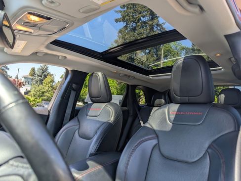 Used 2020 Jeep Cherokee Trailhawk AWD/4WD image 26