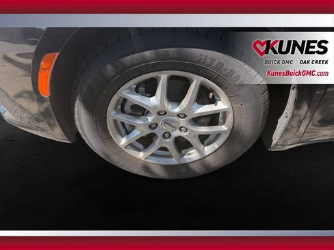 Used 2023 Chrysler Pacifica Touring-L FWD image 13