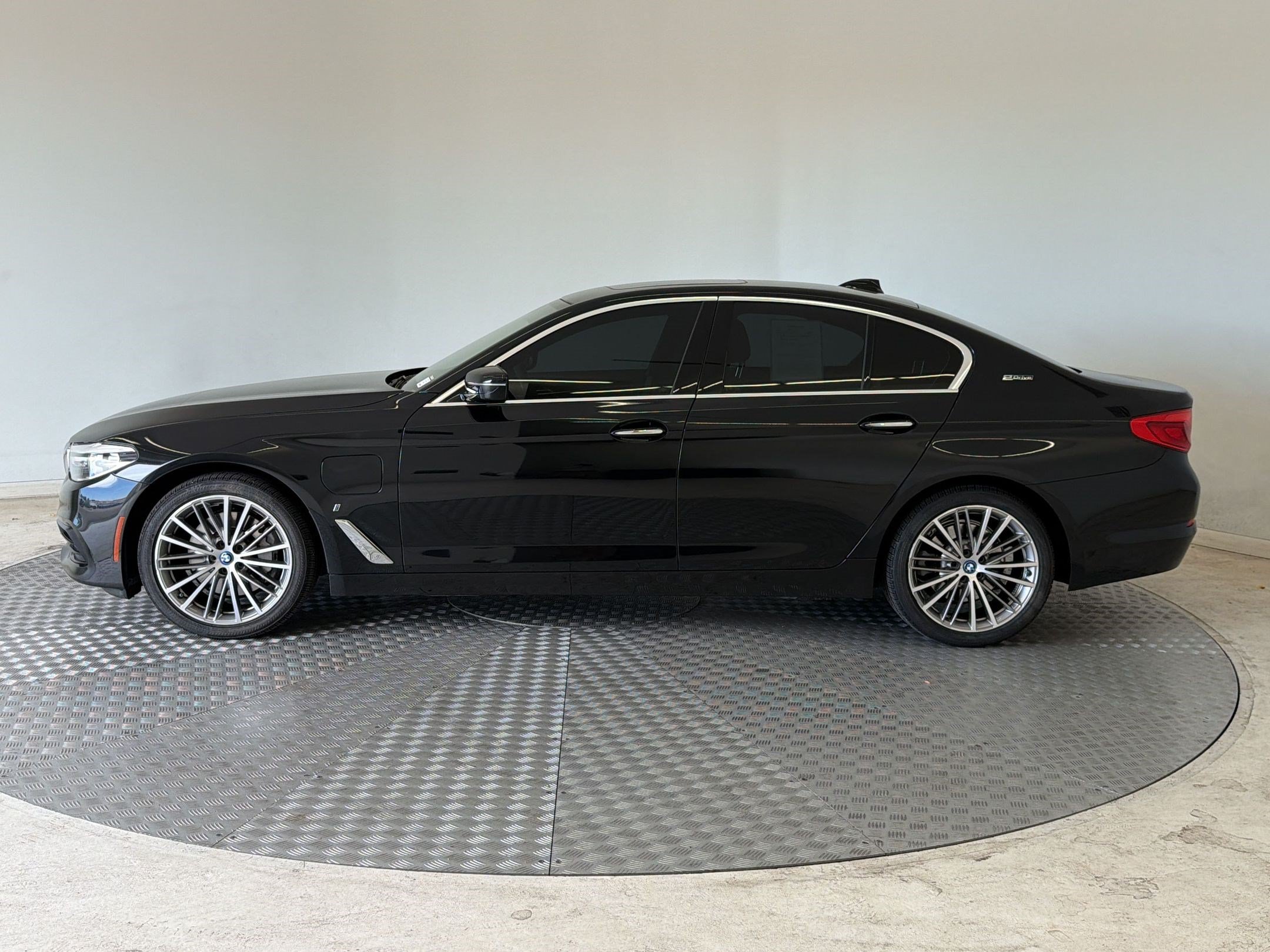 Used 2018 BMW 530e xDrive AWD/4WD image 2