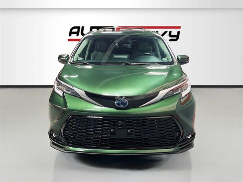 Used 2022 Toyota Sienna Limited image 2