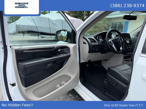 Used 2016 Chrysler Town & Country LX FWD image 17