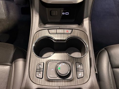 Used 2023 GMC Acadia SLT image 24