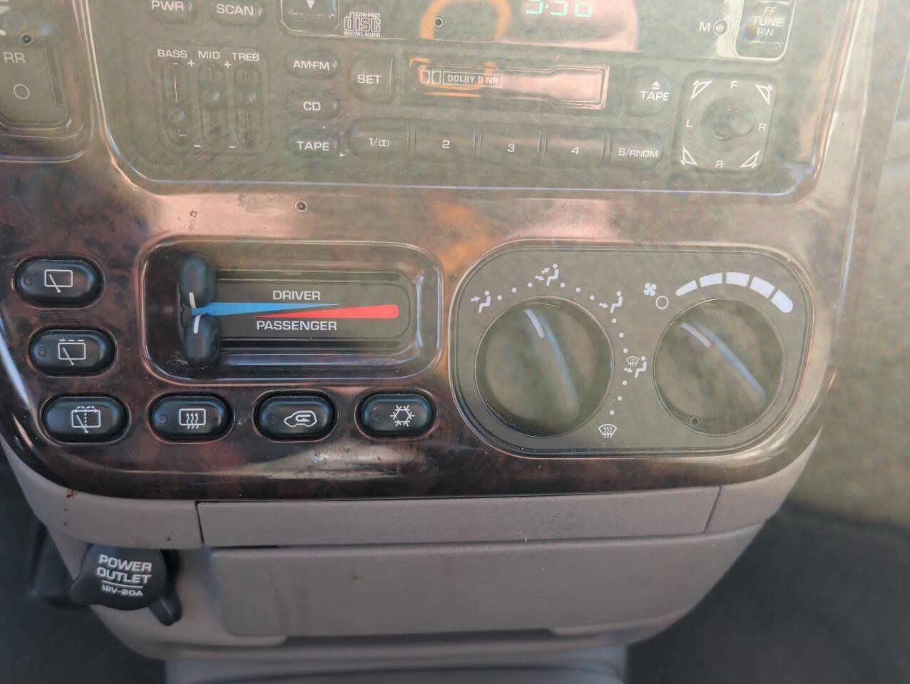 Used 1999 Chrysler Town & Country Limited FWD image 36