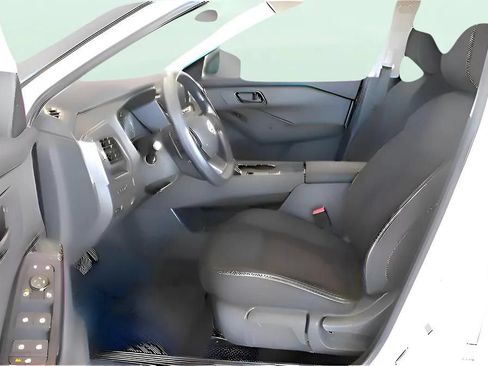 Used 2025 Nissan Rogue S FWD image 9