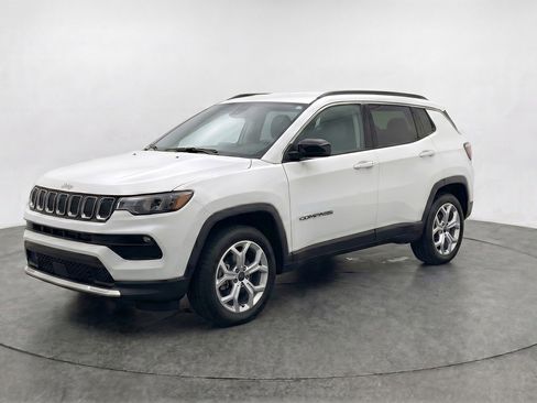 Used 2025 Jeep Compass Latitude AWD/4WD image 3