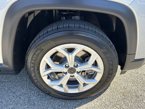 Used 2025 Jeep Compass Latitude image 12