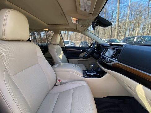 Used 2017 Toyota Highlander Limited image 27