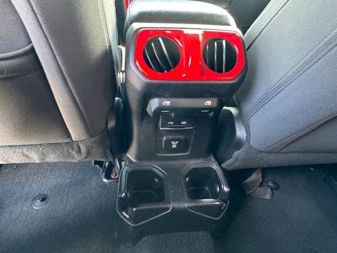 Used 2018 Jeep Wrangler Unlimited Sahara AWD/4WD image 15