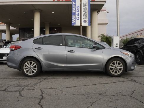 Used 2017 Kia Forte S image 3
